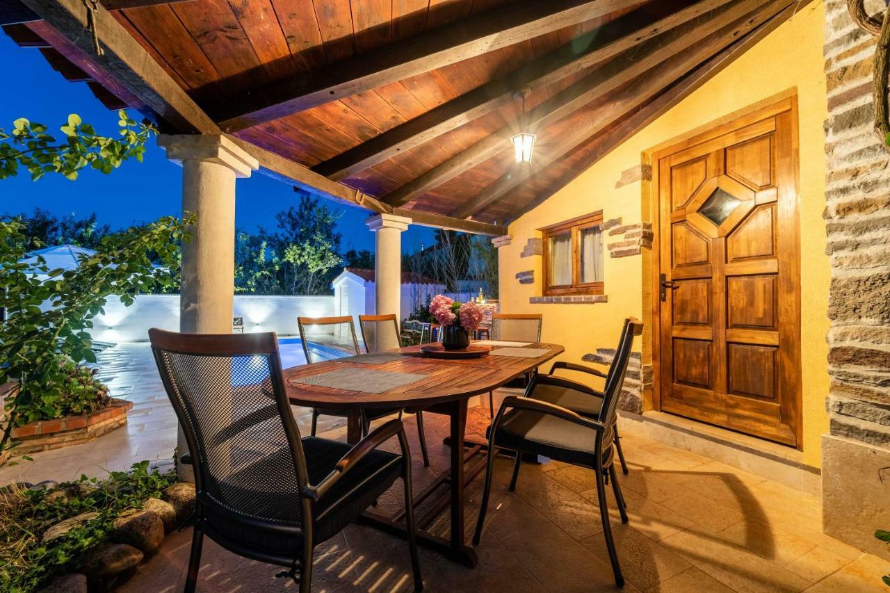 Holiday Home Carla And Dajana Veliki Vareski Exterior photo