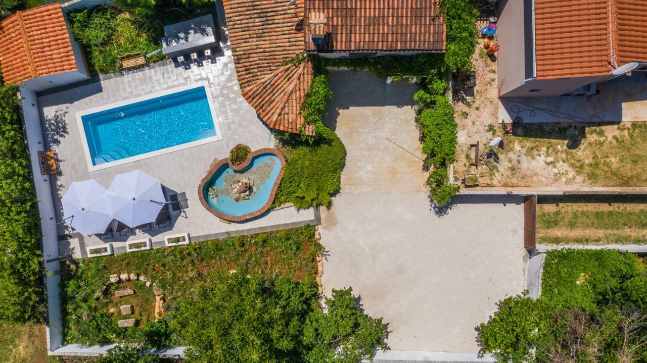 Holiday Home Carla And Dajana Veliki Vareski Exterior photo