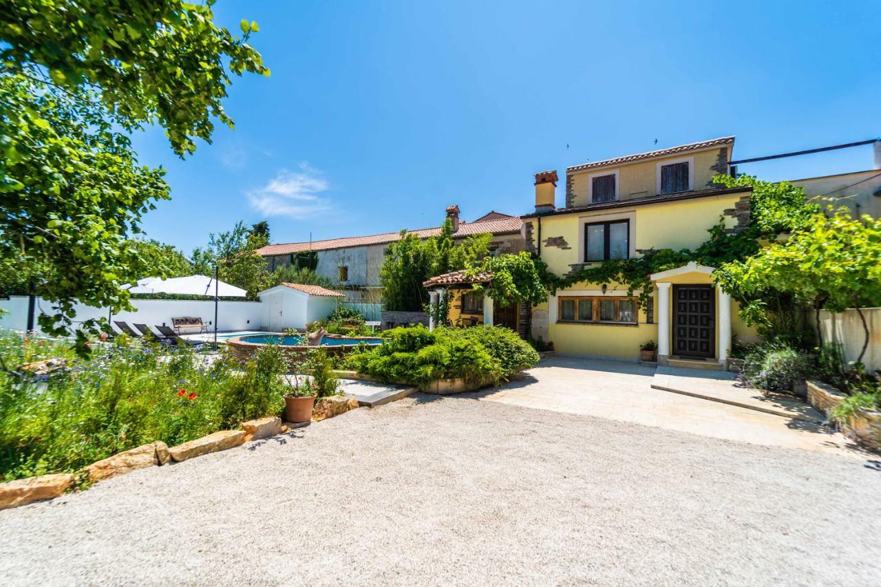 Holiday Home Carla And Dajana Veliki Vareski Exterior photo